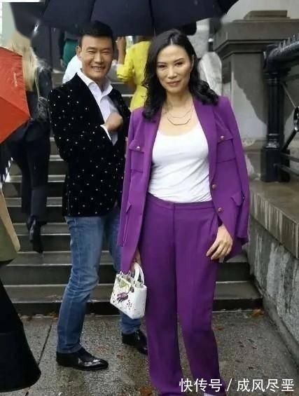 穿法 邓文迪这次穿搭太成功,浅粉大衣内搭碎花裙,显白显瘦哪像52岁