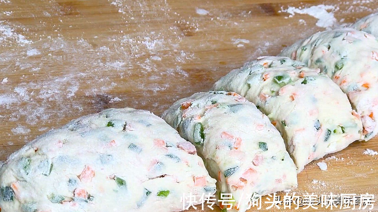 我家面粉从不蒸馒头，教你一个做法，比包子简单，比油条还香