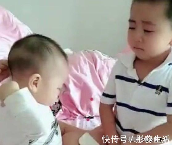 宝妈|1岁弟弟突然暴打6岁哥哥,在宝妈一番教育后,哥哥做法让人暖心