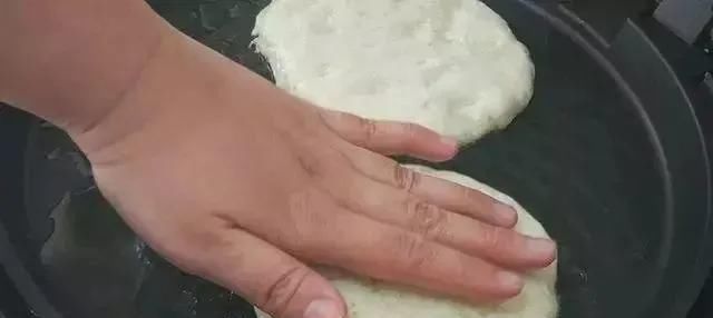 筷子|早餐饼的新吃法，不揉面不擀面，筷子一搅，比包子油条好吃，真香