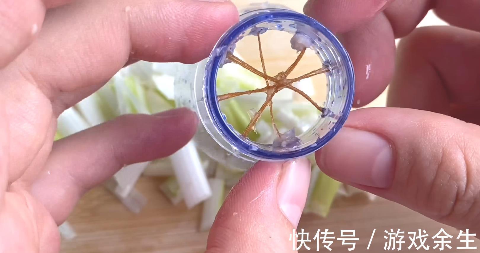 火腿肠|用塑料瓶做切葱神器,不伤手不辣眼睛,比刀切还好用,简单又方便