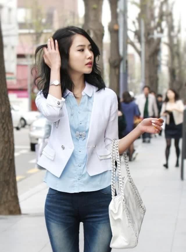 发型|衣装宽松服饰的小姐姐,发型看起来也非常有个性,展现出柔美气息