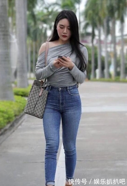 修身牛仔裤 灰色长袖搭配修身牛仔裤,小秀美肩,让人不能自拔