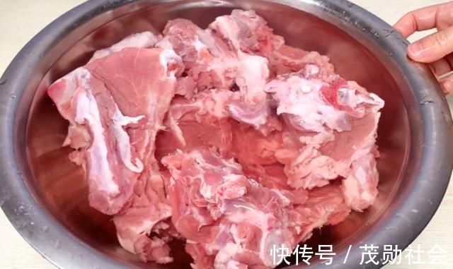 炖羊肉时,有人先焯水,有人直接炖,大厨:全都不对,教正确做法