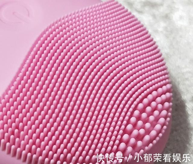 洗面奶|刚打湿脸就涂洗面奶,难怪黑头越长越多,告诉你正确的洗脸方法