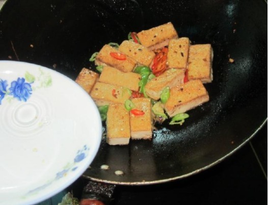 煎豆腐时，万万不可直接下油锅！多加1步，豆腐不碎不粘