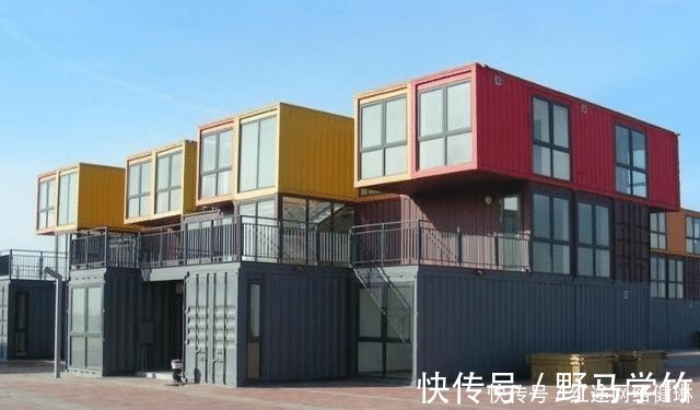 装配式建筑|谁还用水泥钢筋盖房，费钱！只要有块地，不用请工人就可以建别墅