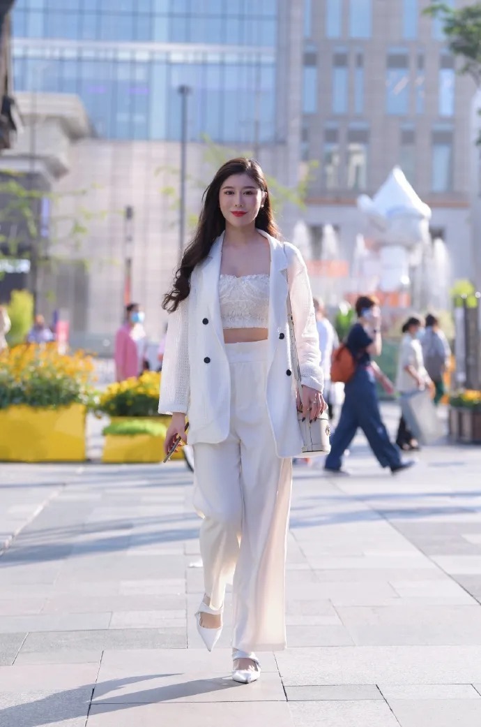 很漂亮,穿白衣的性感动人长发美女