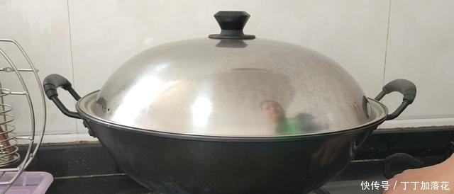 年夜饭鸡肉怎样吃教你广式白切鸡正确做法,配2种蘸料爽滑味美