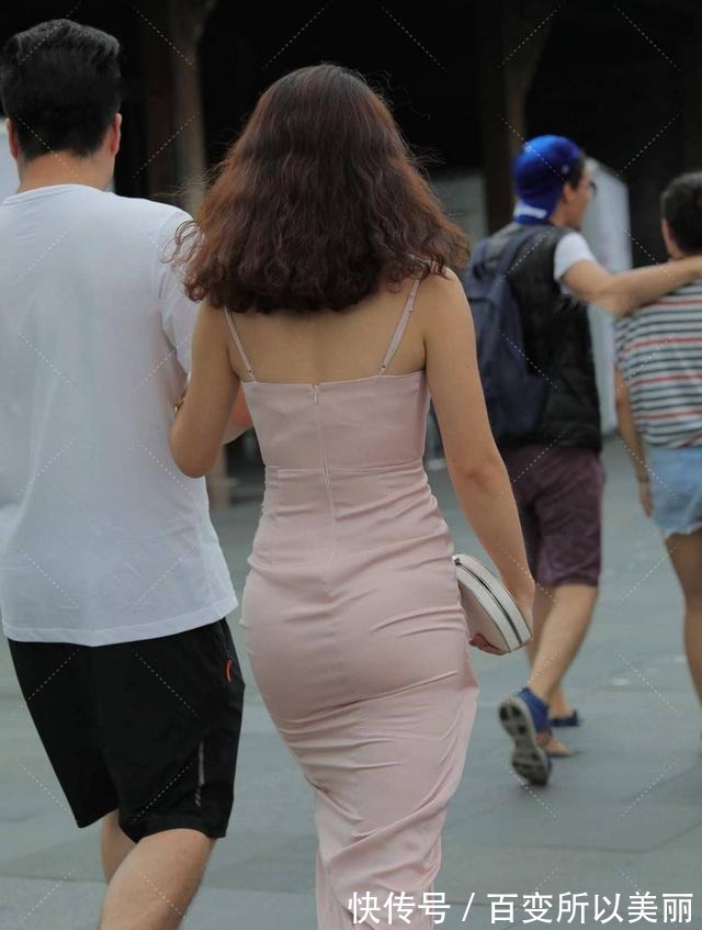 小姐姐 粉色的连衣裙,款式时尚质感高级,更显强大气场!