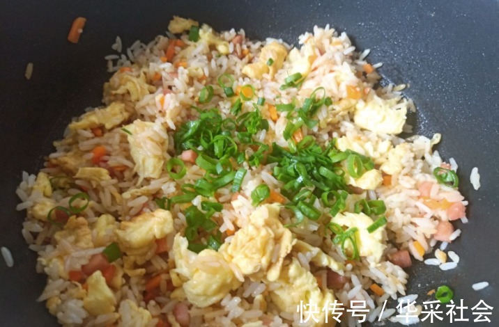 胡萝卜丁|剩米饭不要再扔掉了，跟鸡蛋一起炒，色泽诱人，小时候的味道