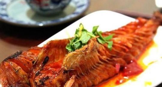 煎鱼时别急着下油锅，不管什么鱼，记得多加一步，不破皮还好吃