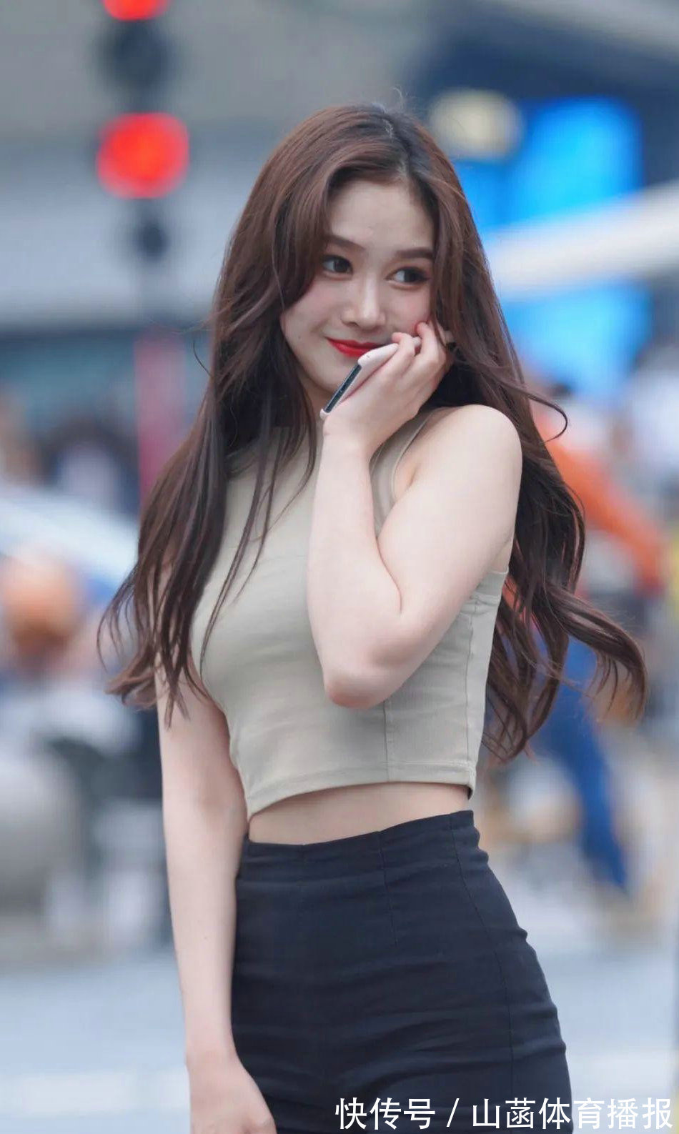 打底裤 浅灰色衬衫搭配黑色短裤，看起来更潮流和个性，显身材纤细和优美