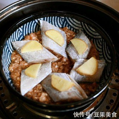 带鱼|在家不知道吃什么，吃超好吃的肉沫蒸带鱼就对了