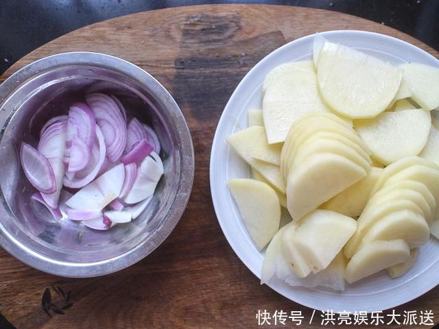 入味|排骨还有干锅做法撒把辣椒,香辣入味下酒又下饭