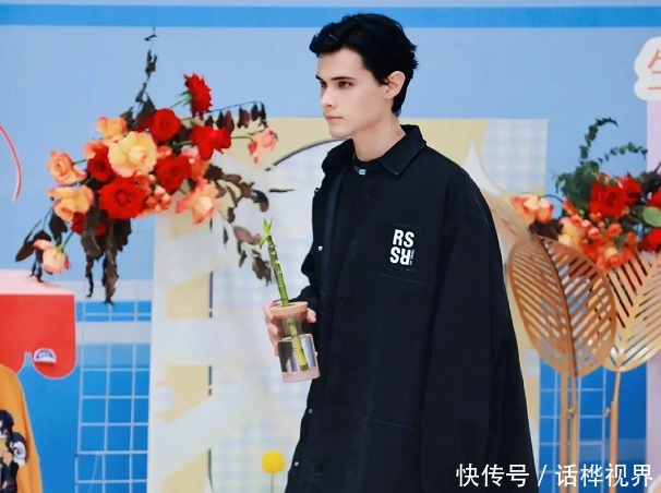 《创4》总决赛番外:吴海跳主题曲把鞋跳掉,何洛洛拿林墨的灯牌