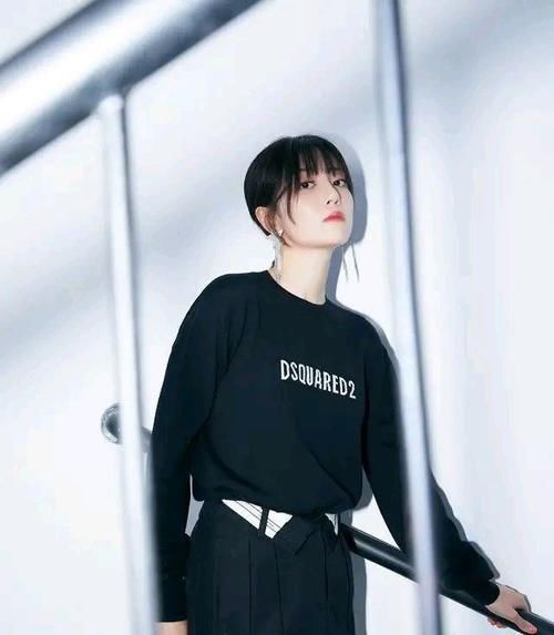 版型|女明星不得了，黑卫衣搭西装裙又美又野，不系扣子反而更时髦