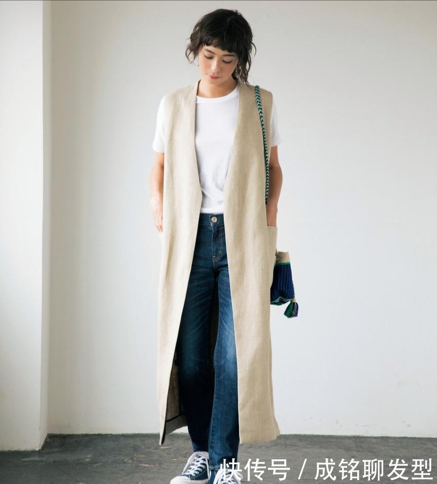 长款|今年火了“T恤+长马甲”穿搭法，简约时尚又显气质，显瘦又显高