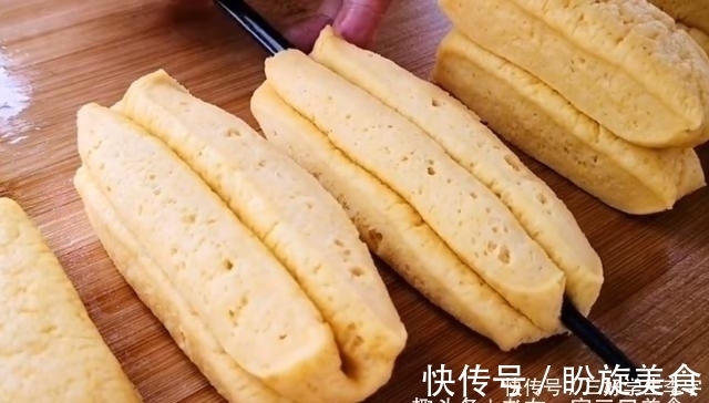 秘制|玉米面全身是宝,教你秘制新吃法,开水一烫筷子一压,比馅饼好吃