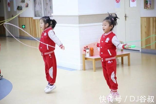 强身健体|为长高,妈妈每天逼女儿跳绳3000个,跳出骨骺炎后,妈妈自责不已