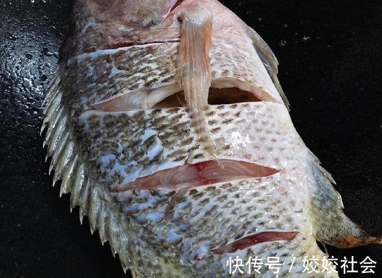 煎鱼|煎鱼时，切记不能直接下油锅，做好这3步，鱼皮不碎不粘锅