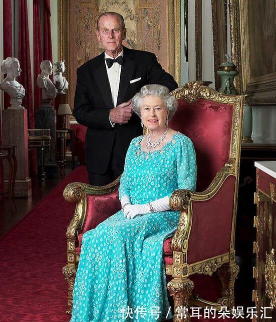 伍德农场|英女王酷爱开车真健朗!裹红牡丹衬衫雍容大气,绛紫色口红显严肃