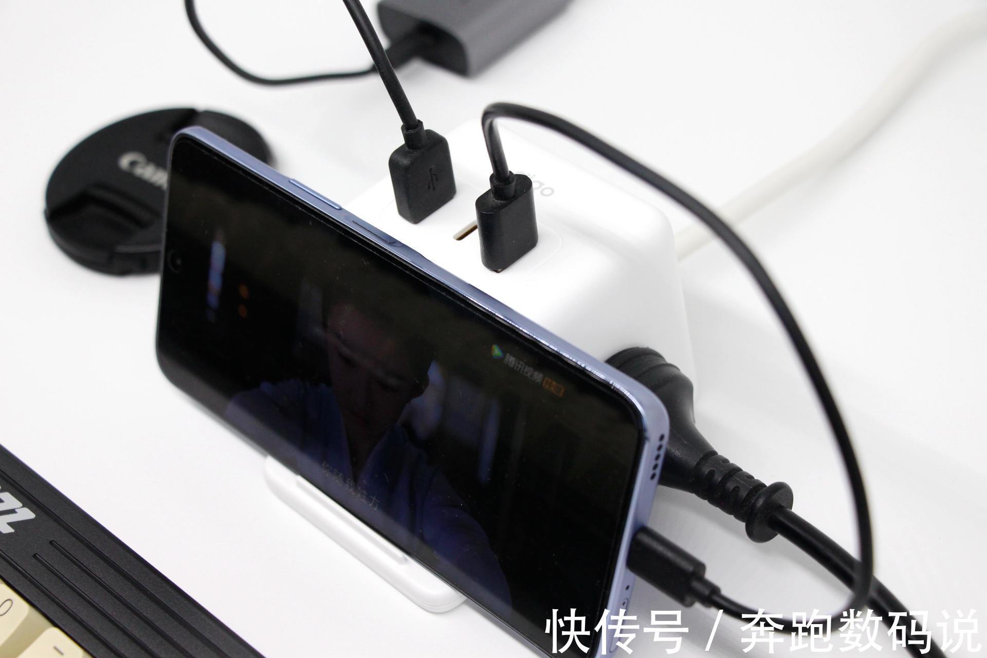 iphone|小巧多功能，解决桌面充电需求：aigo国民好物无线充魔方插座体验