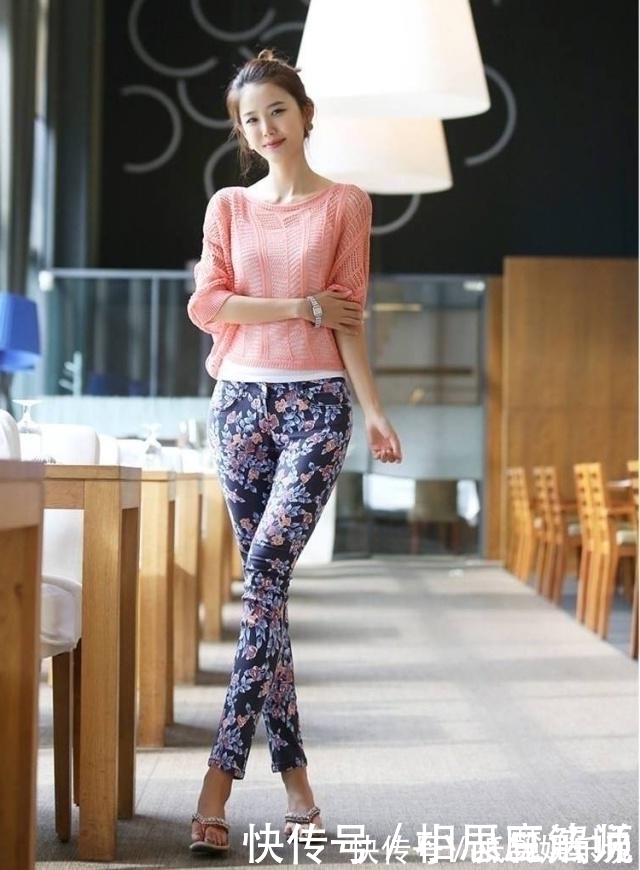 街拍|路人街拍,小姐姐整套黑裙搭配白色丝袜,看起来十分文雅