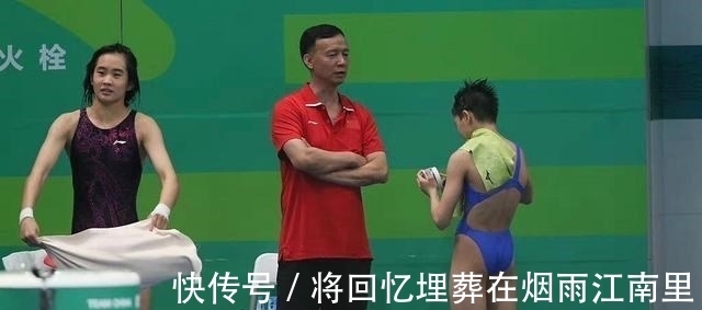 金牌|慶祝全紅嬋奪冠畫面!女領(lǐng)導(dǎo)中途離場更衣,全爸手捧鮮花很激動(dòng)