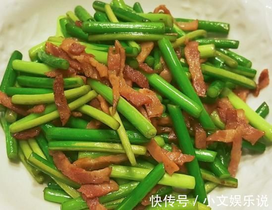 盐水|炒蒜苔时,直接下锅就“错了”,多做一步,蒜苔青翠又入味