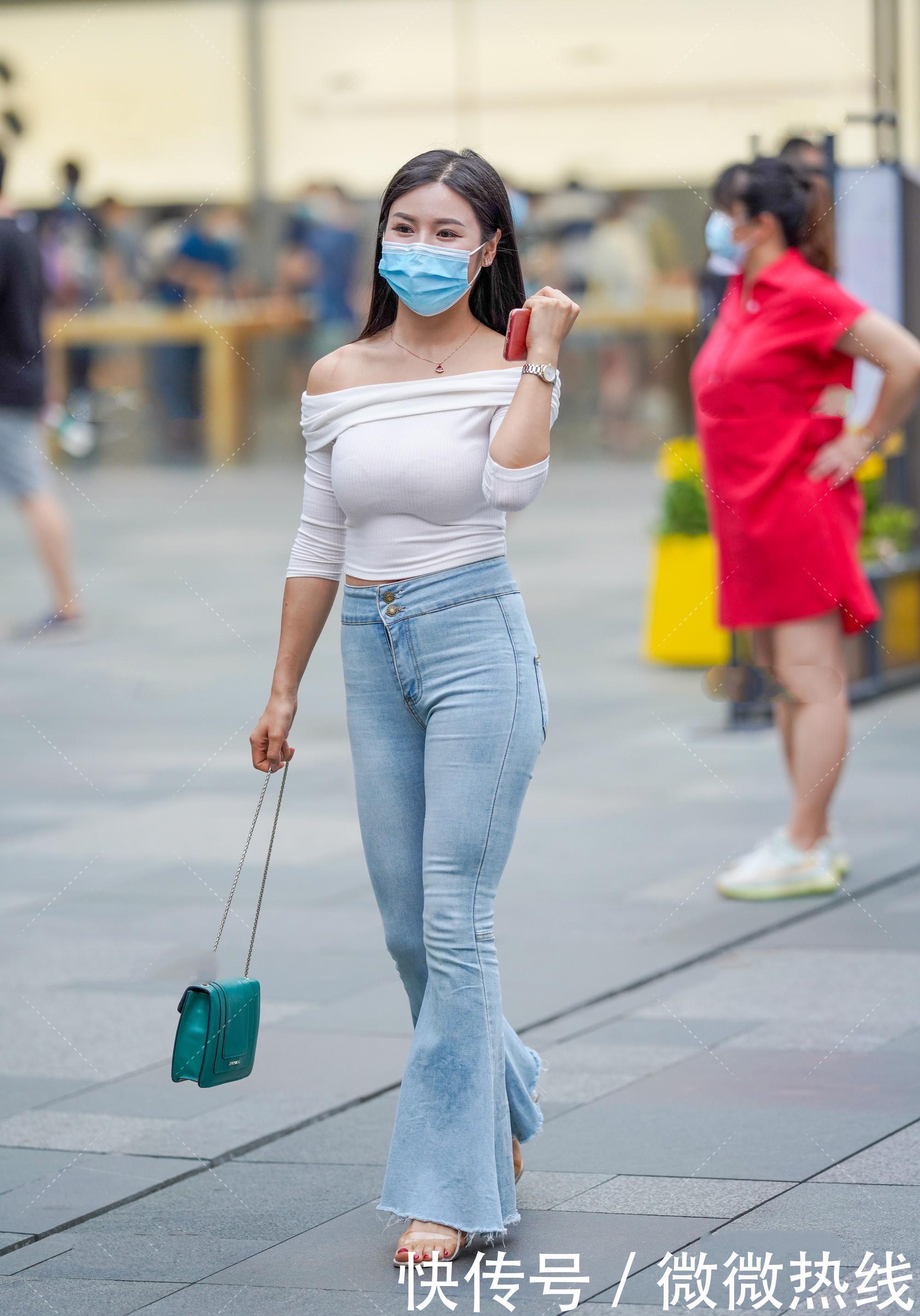 牛仔|一字领露肩短袖搭高腰牛仔直喇叭裤,时髦耐看,显瘦显高