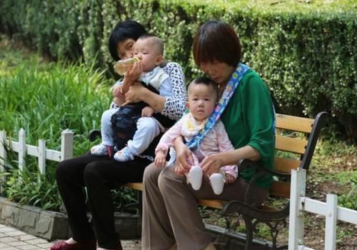 玫玫|为何姥姥成“隔代育儿”主力军,奶奶却很少帮忙?原因并不难理解