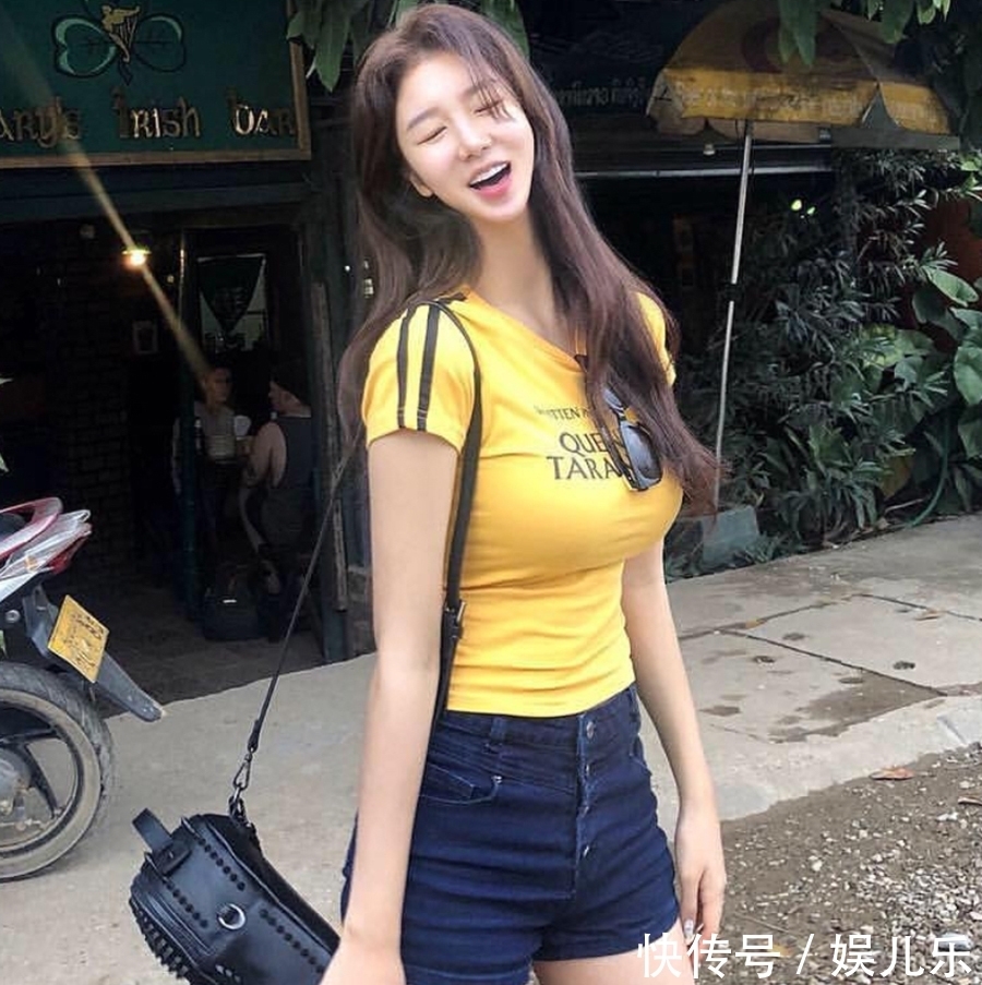 鲜艳|一件颜色鲜艳的打底衫，让你的美在寒冷的冬天怒放
