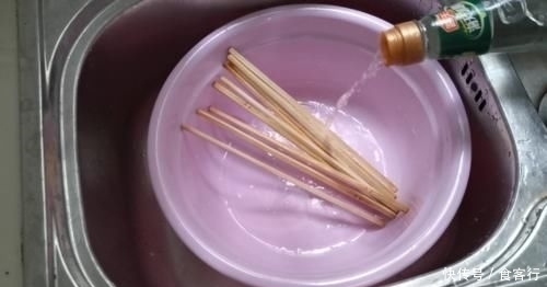方法|用半个月的筷子就会产生大量细菌,教你正确清洗筷子方法,学学吧