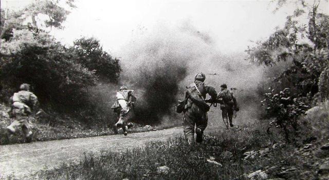 老人|80年代老人到博物馆参观,在展台前沉默许久,突然坐地上哭成泪人