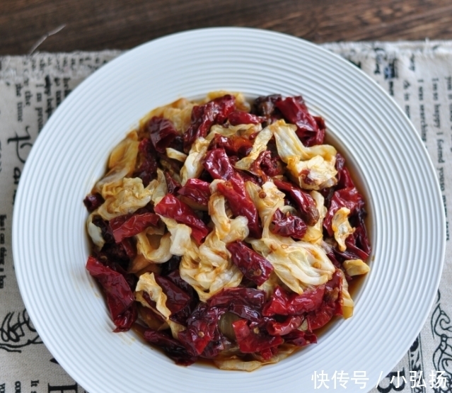 秋冬季节吃白菜,一斤不到三块钱,简单一炒就能上桌