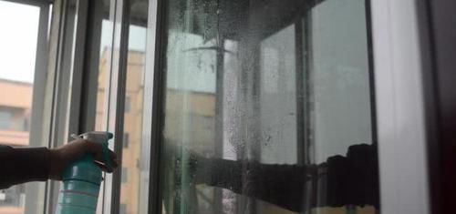清洁剂|年前大扫除,玻璃太脏别用水擦了,只需喷一点它,干净透亮无水印