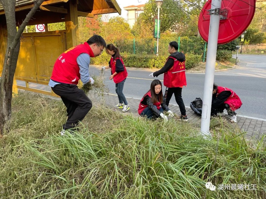 典范|“助力文明典范城市创建，红马甲们在行动”志愿者活动