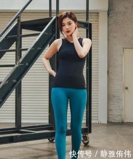 穿打底裤 穿打底裤的美女,在海边释放不一样的美,所有路人的目光被你吸引