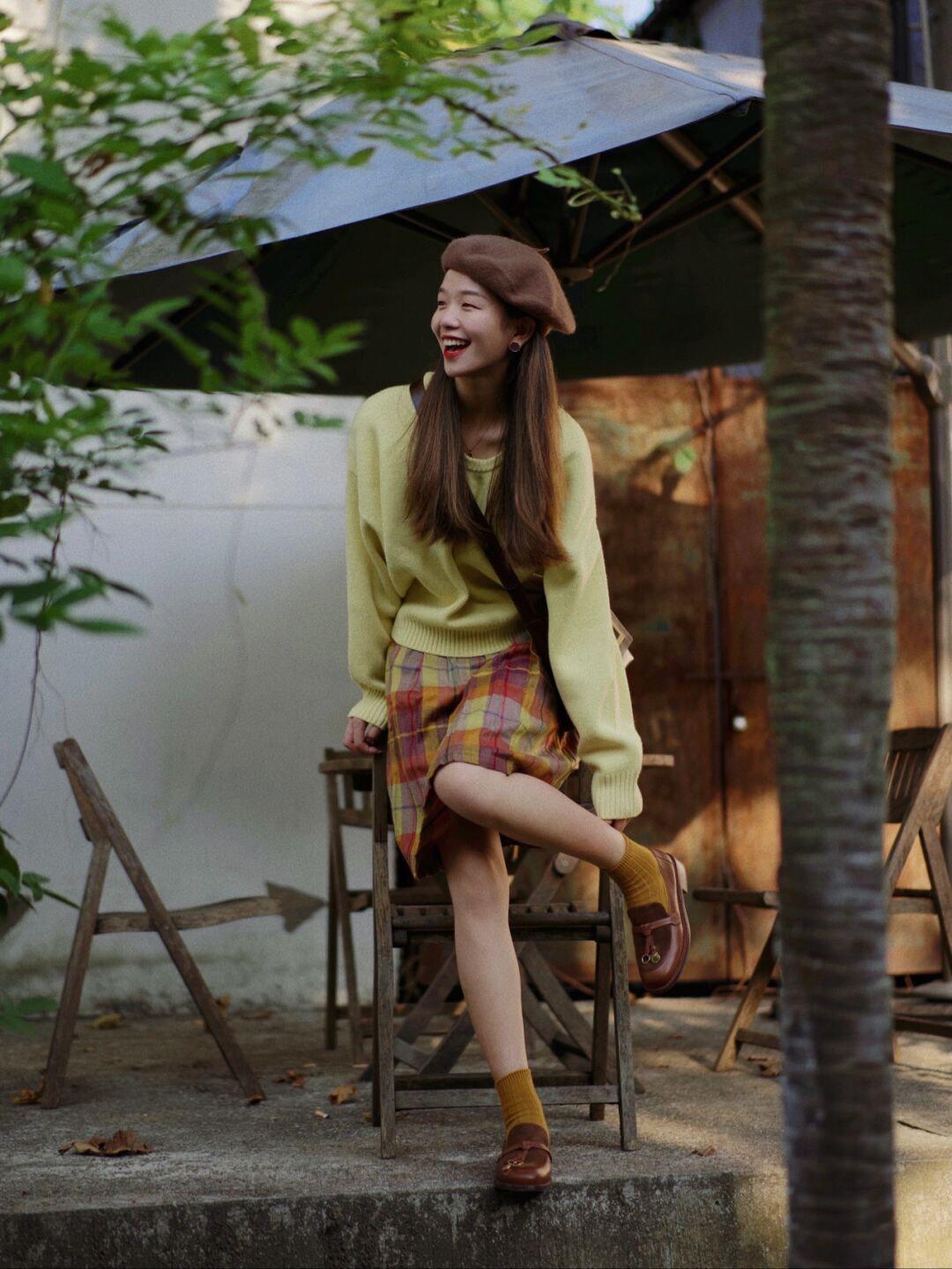 西装外套 秋冬怎样穿出学院风?黄色毛衣+格子半身裙,减龄又时尚!