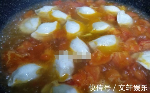 饺子别再用白开水煮了,像我这样煮出来的饺子格外有味道,特好吃