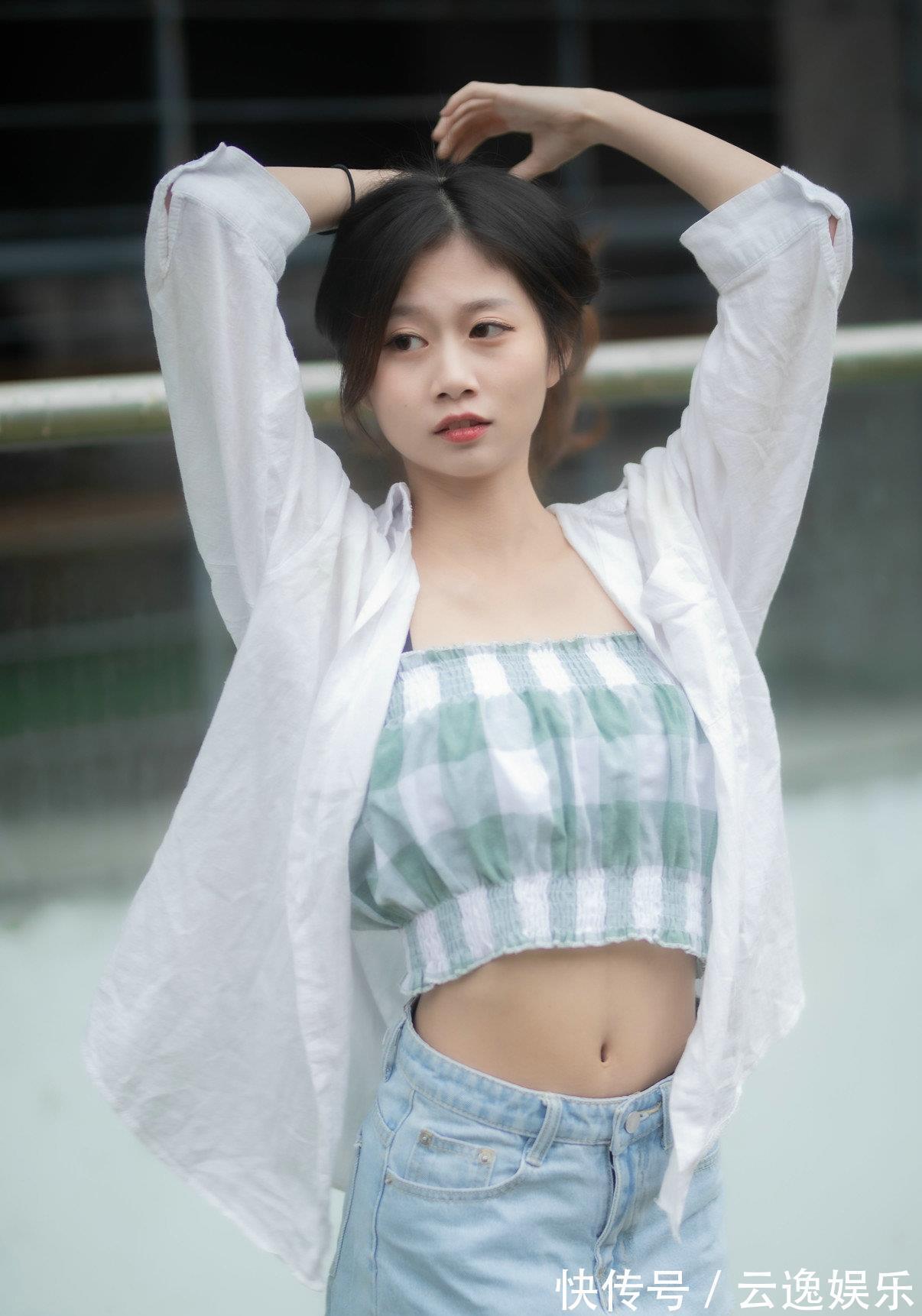 时尚 吊带的露脐装,是夏日里最清凉的穿搭,简约的款式非常的个性时尚