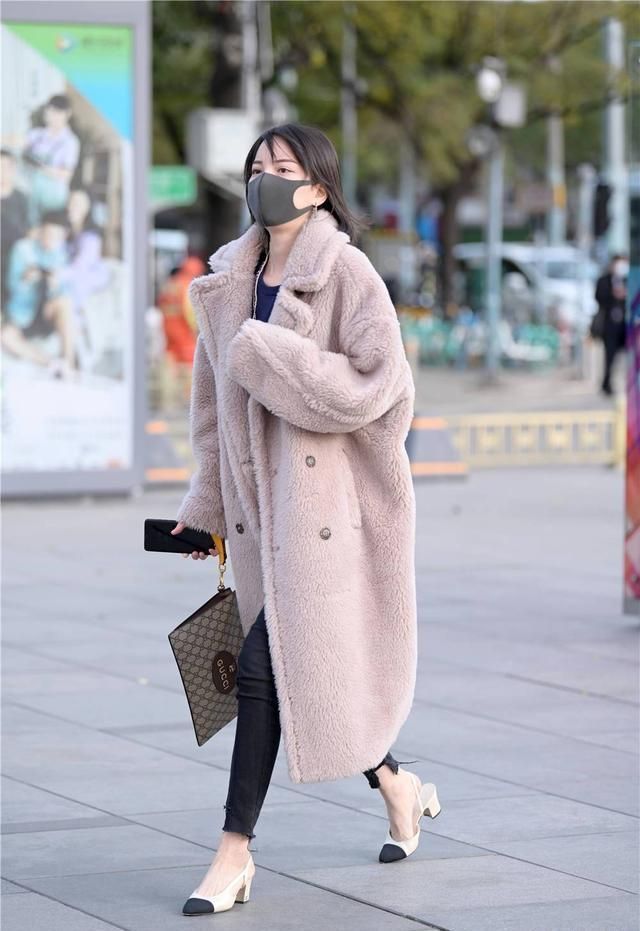 搭配|街拍:冬季的大衣别总是挑选黑色,尝试浅色搭配,会有不一样的感觉