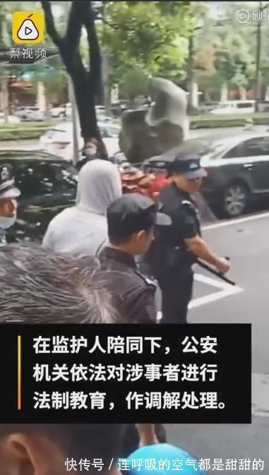 早恋|父亲反对女儿早恋持菜刀按倒男孩,女儿在旁大喊放开他