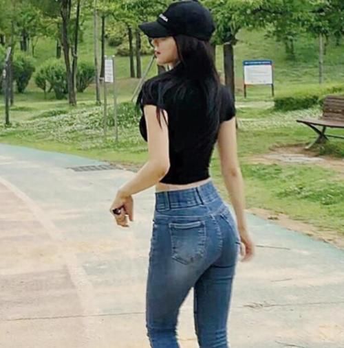 紧身|美女模特：牛仔裤彰显小清新的气质，穿出格调气质，时尚帅气