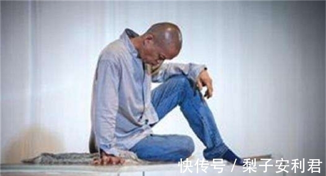 肋骨!艺术界“疯子”何云昌,取肋骨做成项链送给女友,用水泥浇筑自己