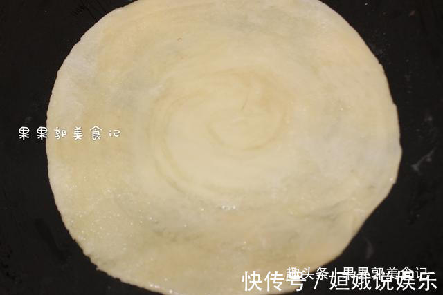 烙饼时,有人烫面,有人抹油,其实都不对,大厨教你正确做法
