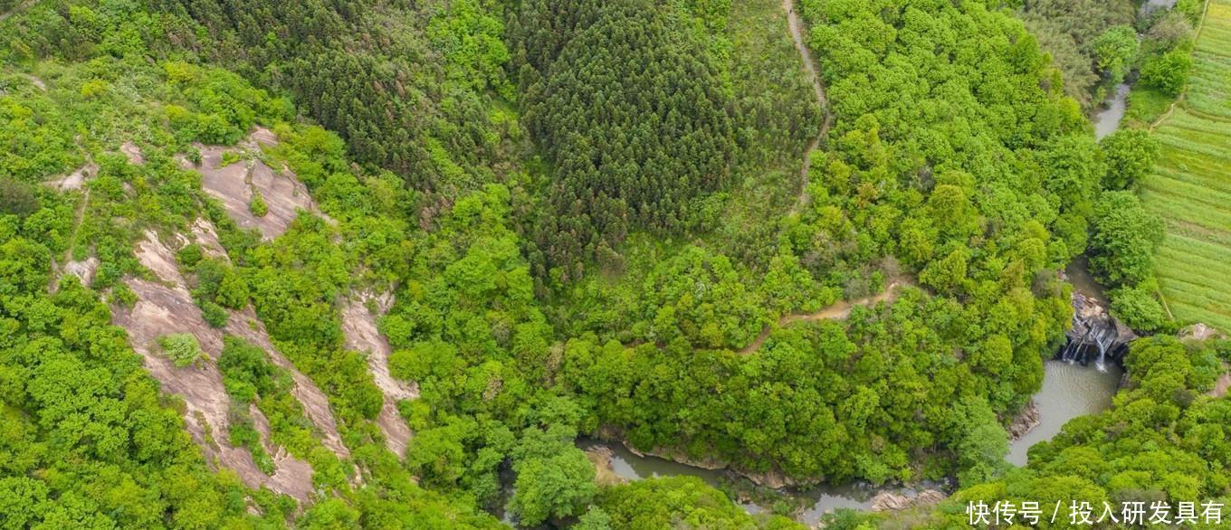 河南大别山中藏着一座峡谷，潭水清澈无污染，当地还传承非遗文化