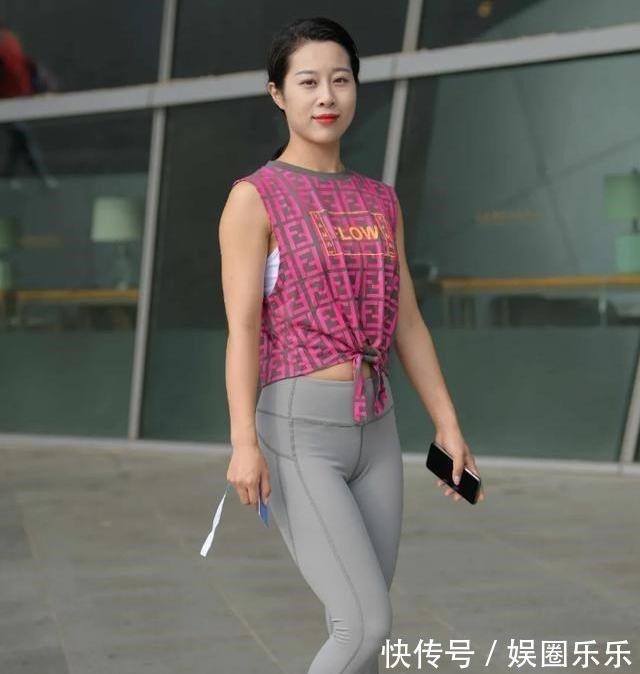 造型 打底裤既清新又美丽，才能造型美感进阶，真佩服她！