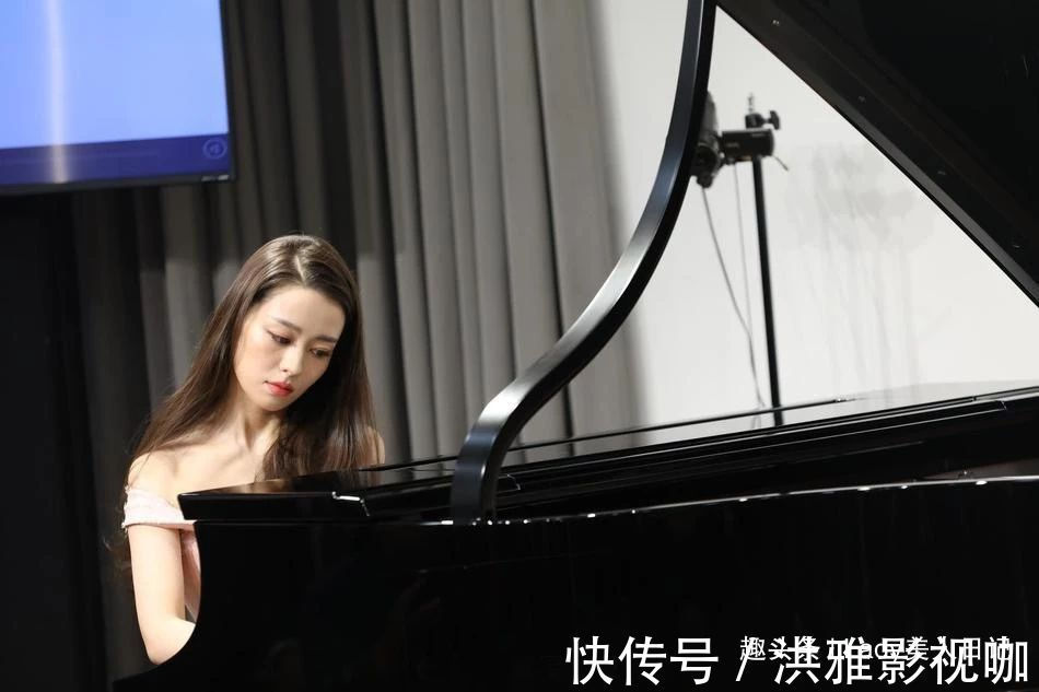 钢琴演奏|吉娜频繁现身活动为未来铺垫穿一字肩长裙气质若仙,像漫画公主